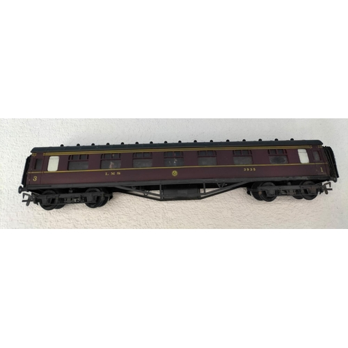 42 - Collection of Airfix Products 00 Gauge Railway Coaches (5) to include Passenger Coach 3935 x 2, Thir... 