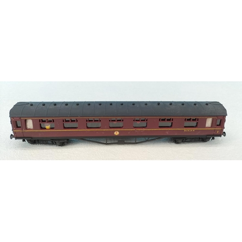 42 - Collection of Airfix Products 00 Gauge Railway Coaches (5) to include Passenger Coach 3935 x 2, Thir... 