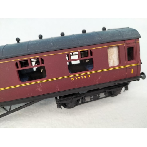 42 - Collection of Airfix Products 00 Gauge Railway Coaches (5) to include Passenger Coach 3935 x 2, Thir... 
