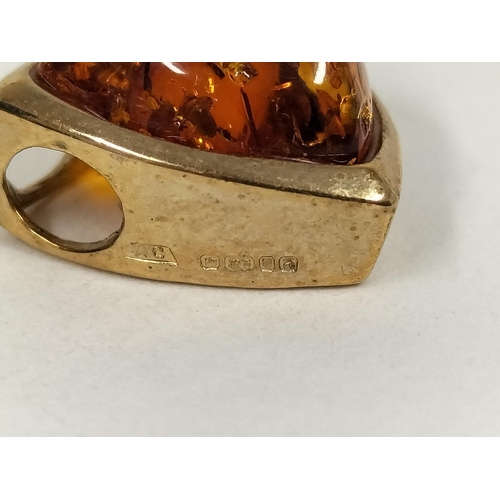 387 - 9ct Gold 375 and Amber Pendant. Total Weight 1.5 Grams.