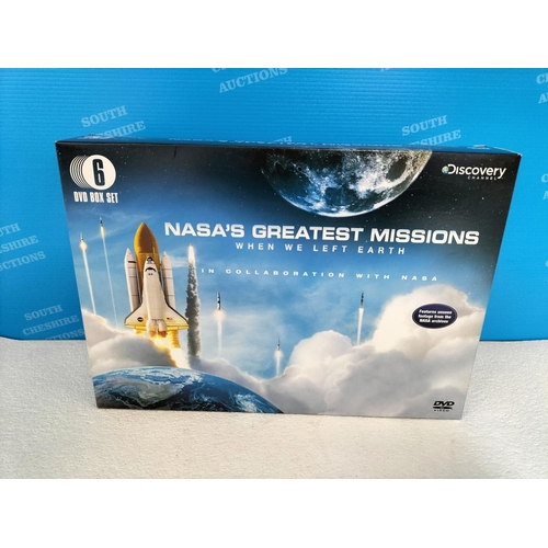 15A - Collection of 14 x Wrestling Annuals (13 x WWE 2009 - 2013 and 1 x ITV Wrestling), Posters (2), Boxe... 