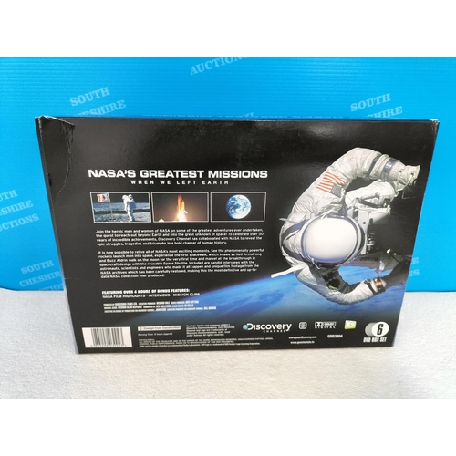 15A - Collection of 14 x Wrestling Annuals (13 x WWE 2009 - 2013 and 1 x ITV Wrestling), Posters (2), Boxe... 