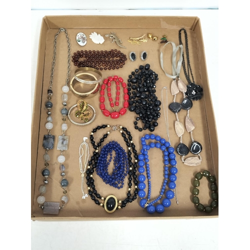 126 - Collection of Mixed Costume Jewellery to include Necklaces, Brooches, etc.