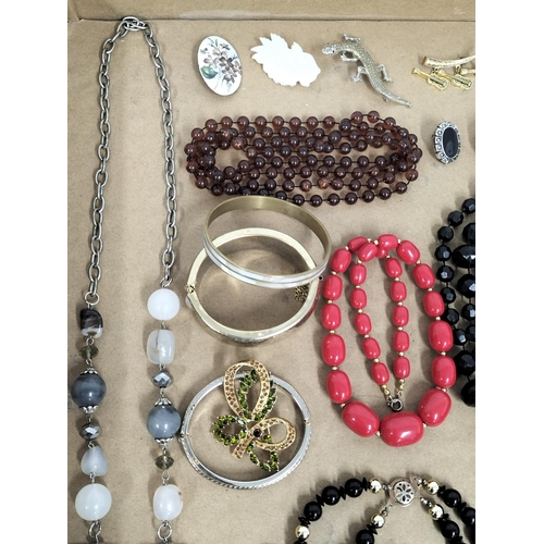 126 - Collection of Mixed Costume Jewellery to include Necklaces, Brooches, etc.
