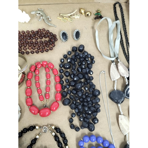 126 - Collection of Mixed Costume Jewellery to include Necklaces, Brooches, etc.