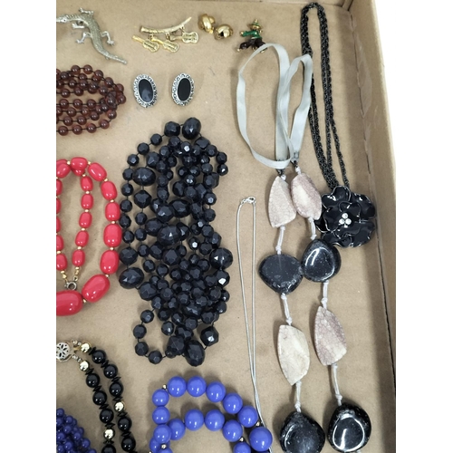 126 - Collection of Mixed Costume Jewellery to include Necklaces, Brooches, etc.