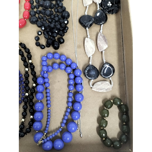 126 - Collection of Mixed Costume Jewellery to include Necklaces, Brooches, etc.