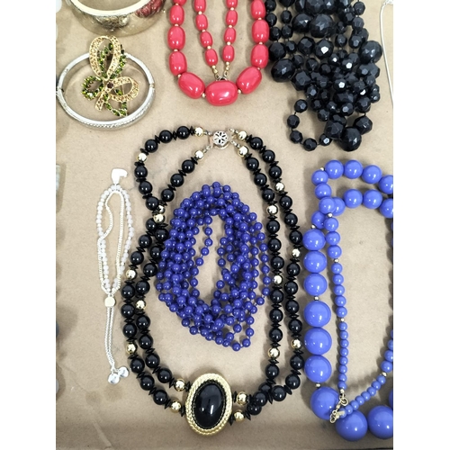 126 - Collection of Mixed Costume Jewellery to include Necklaces, Brooches, etc.