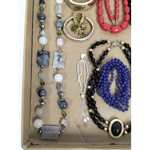 126 - Collection of Mixed Costume Jewellery to include Necklaces, Brooches, etc.