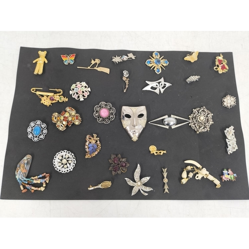 145 - Collection of Costume Brooches (30).