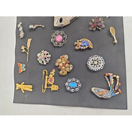 145 - Collection of Costume Brooches (30).