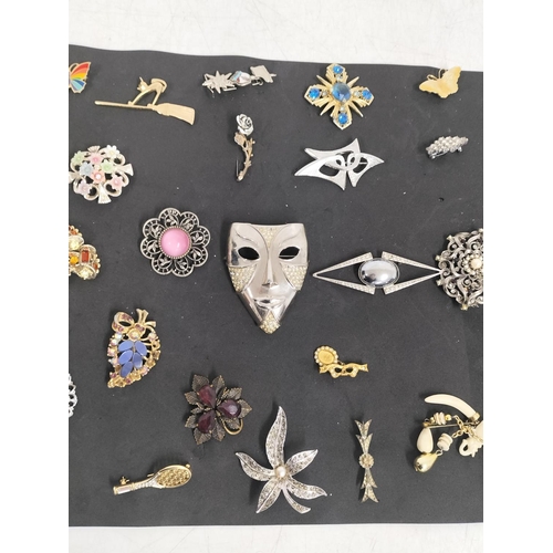 145 - Collection of Costume Brooches (30).