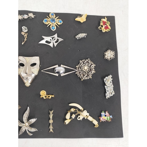 145 - Collection of Costume Brooches (30).