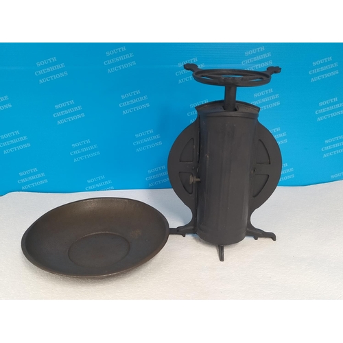 290 - Set of Vintage Household Scales No 46. Weighs Up to 28lb. 31cm High, 19cm Diameter.