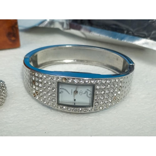 496 - Quantity of Jewellery in 'Accurist Gold' Watch Box (6cm High, 14cm x 9cm). Jewellery to include Watc... 