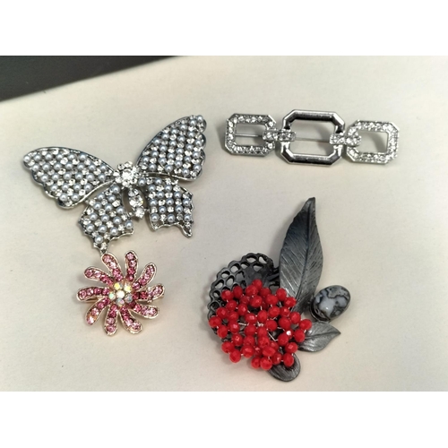 152 - Tray of Mixed Brooches and Clip on Earrings. Tray Size 3.5cm High, 35cm x 24cm.