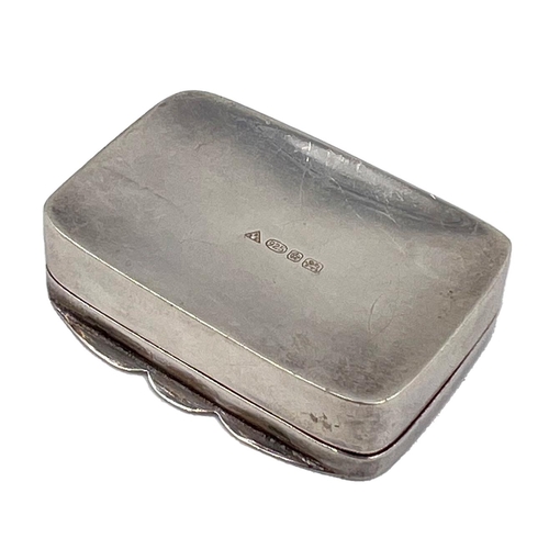 109 - A SILVER PILLBOX WITH ENGRAVED SWIRL DECORATION TO LID, SHEFFIELD, ARC GOLD & SILVER LTD, 2005A silv... 