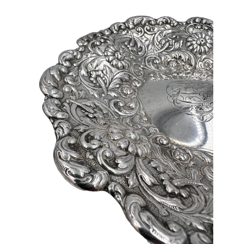 131 - A FINE PAIR OF TIFFANY AND CO. SILVER TAZZA WITH EMBOSSED DECORATION, CIRCA 1900A good quality pair ... 