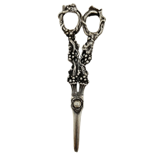 192 - A GOOD PAIR OF SILVER GRAPE SHEARS/SCISSORS WITH VINE DECORATION TO HANDLES, LONDON, 1823A good pair... 