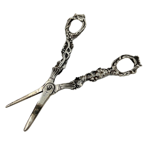 192 - A GOOD PAIR OF SILVER GRAPE SHEARS/SCISSORS WITH VINE DECORATION TO HANDLES, LONDON, 1823A good pair... 