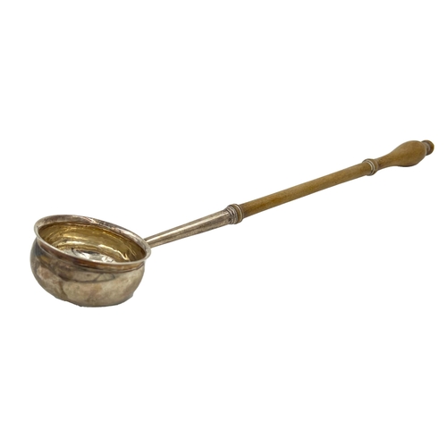 199 - A GEORGIAN SILVER PUNCH/TODDY LADLE WITH TURNED WOODEN HANDLE, LONDON, 1806A Georgian silver punch/t... 