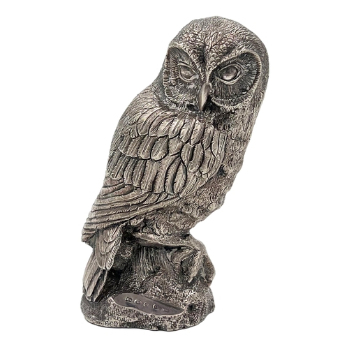 202 - A GOOD QUALITY SILVER MODEL OF AN OWL, SHEFFIELD, CS, 2001A good quality silver model of an owl. (Fi... 