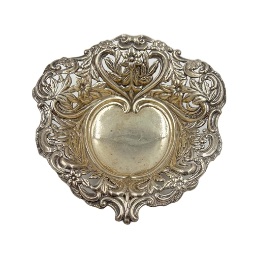 221 - A DECORATIVE SILVER DISH, BIRMINGHAM, DEAKIN & FRANCIS, 1874H: 5.5cm, W: 14cm, Weight: 122g... 