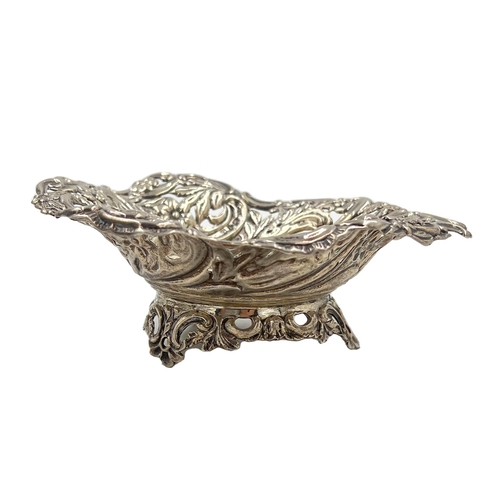 221 - A DECORATIVE SILVER DISH, BIRMINGHAM, DEAKIN & FRANCIS, 1874H: 5.5cm, W: 14cm, Weight: 122g... 