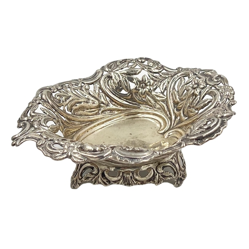 221 - A DECORATIVE SILVER DISH, BIRMINGHAM, DEAKIN & FRANCIS, 1874H: 5.5cm, W: 14cm, Weight: 122g... 