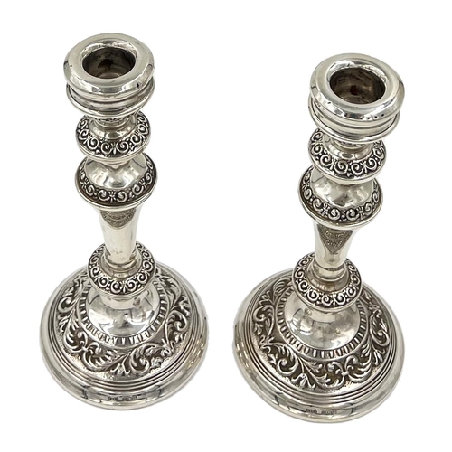 222 - A PAIR OF MODERN SILVER CANDLESTICKS, BIRMINGHAM, B&CO, 1973A pair of modern silver candlesticks. H:... 