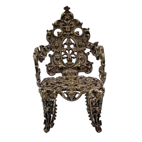 238 - A HIGHLY DECORATIVE NOVELTY SILVER THRONEA highly decorative novelty silver throne. H: 5cm, W: 3cm, ... 