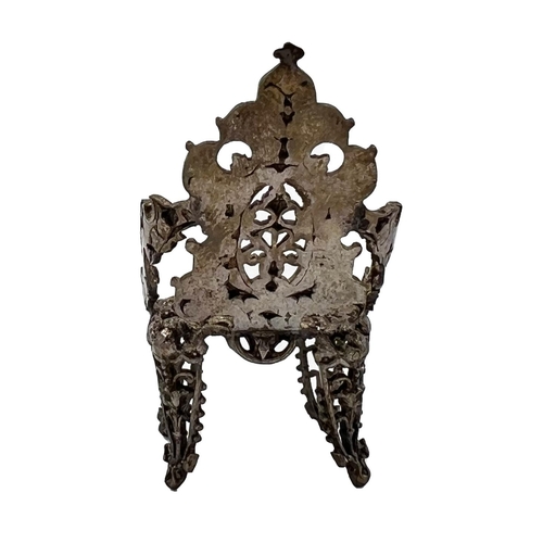 238 - A HIGHLY DECORATIVE NOVELTY SILVER THRONEA highly decorative novelty silver throne. H: 5cm, W: 3cm, ... 