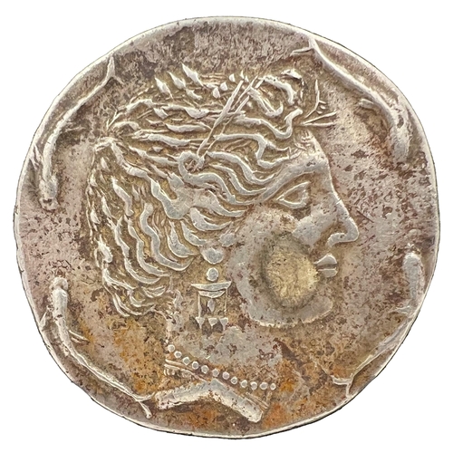 289 - A FINE SASSANIAN SILVER COINA Fine Sassanian Silver Coin. Diameter: 5cm, Weight: 55g... 