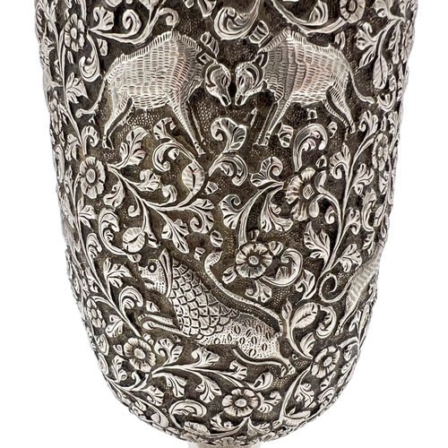 145 - A FINE QUALITY LARGE INDIAN SILVER GOBLET WITH INTRICATE DECORATIONA fine quality large Indian silve... 