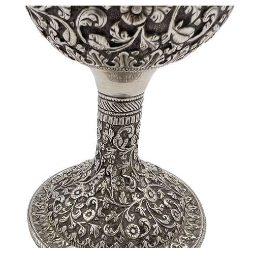 145 - A FINE QUALITY LARGE INDIAN SILVER GOBLET WITH INTRICATE DECORATIONA fine quality large Indian silve... 