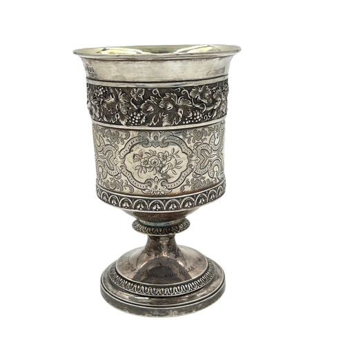 147 - A LARGE AND VERY FINE QUALITY GEORGIAN SILVER GOBLET WITH EMBOSSED DECORATION, 1813A large and very ... 