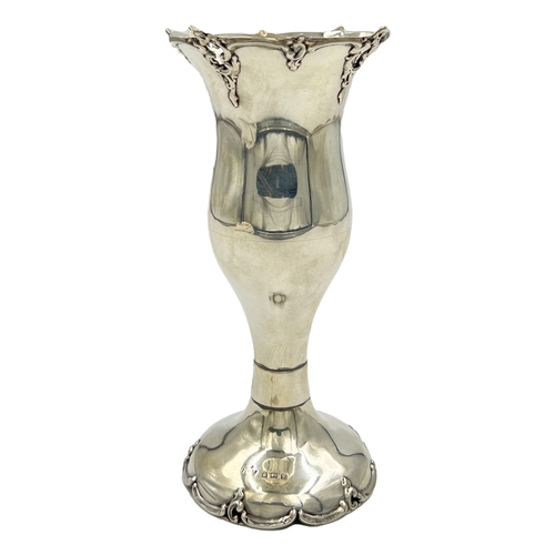 149 - A SILVER VASE OF PLAIN FORM WITH RIM AND BASE DECORATION, HENERY MATTHEWS, 1923A silver vase of plai... 