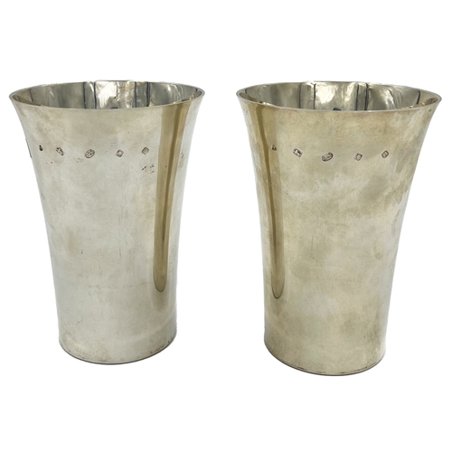 152 - A PAIR OF GOOD QUALITY SILVER BEAKERS OF PLAIN FORM WITH FLARED RIMS, LONODN, TRS, 2011A pair of goo... 