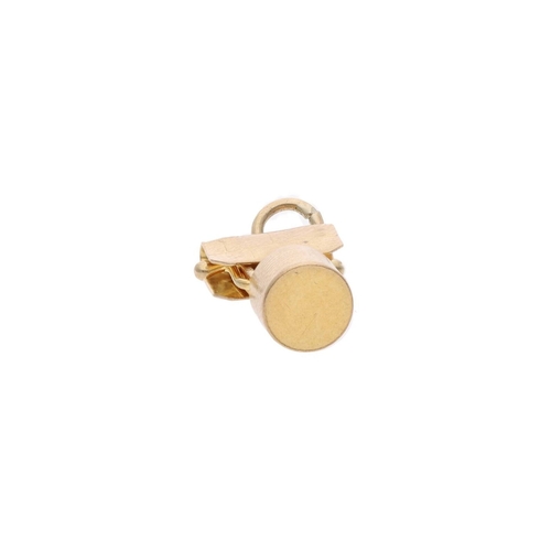 149 - 9ct Gold Water Well Charm. 
 
  
 

  HALLMARKS: marked for 9ct Gold 
 
 
  
 

  MEASUREMENT: 21mm ... 