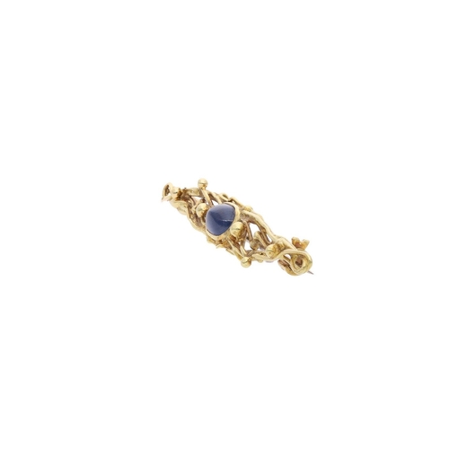 16 - 18ct Gold and Sapphire Brooch. 
 
  
 

  HALLMARKS: Marked for 18ct Gold 
 
 
  
 

  MEASUREMENT: ... 