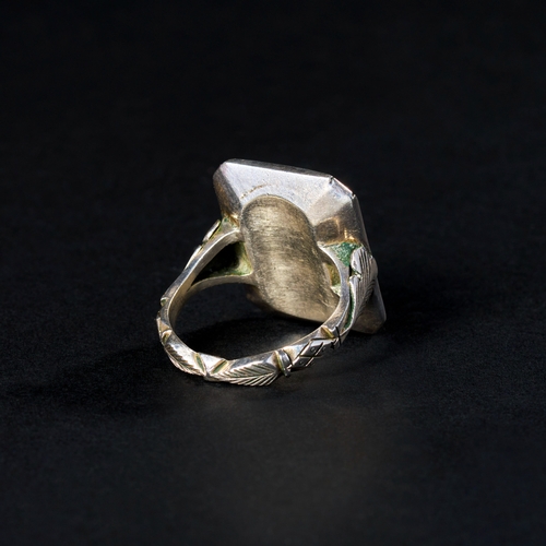 149 - 19TH CENTURY PERSIAN CALLIGRAPHIC EMERALD SILVER RING This exquisite 19th-century Persian ring featu... 