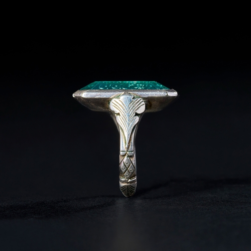 149 - 19TH CENTURY PERSIAN CALLIGRAPHIC EMERALD SILVER RING This exquisite 19th-century Persian ring featu... 