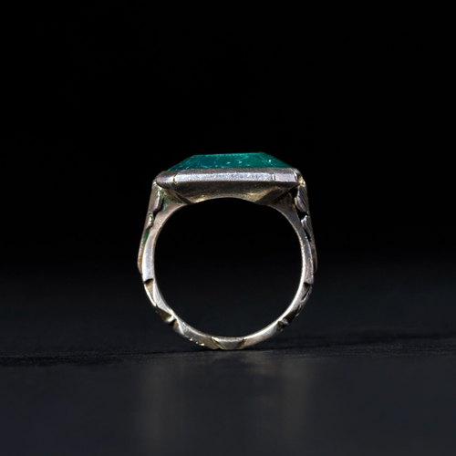 149 - 19TH CENTURY PERSIAN CALLIGRAPHIC EMERALD SILVER RING This exquisite 19th-century Persian ring featu... 