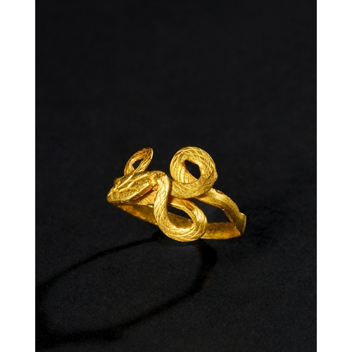 26 - A ROMAN - EGYPT GOLD RING IN THE FORM OF A COBRA SNAKE, 100 B.C. This exquisite gold ring, dating to... 