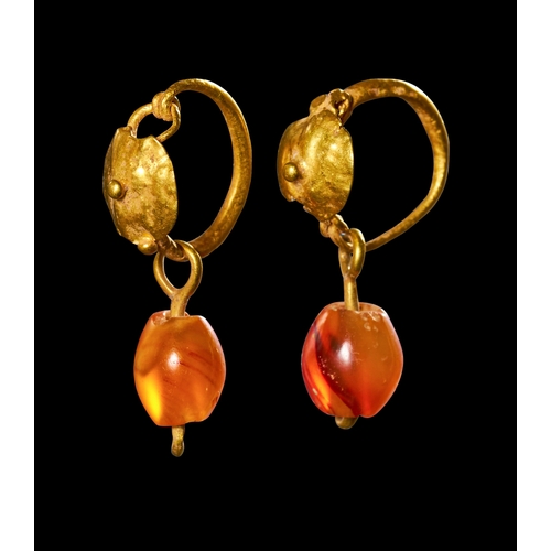 29 - A ROMAN PAIR OF EARRINGS WITH GOLD & CARNELIAN BEADS , 1ST - 2ND CENTURY A.D. A ROMAN PAIR OF EARRIN... 