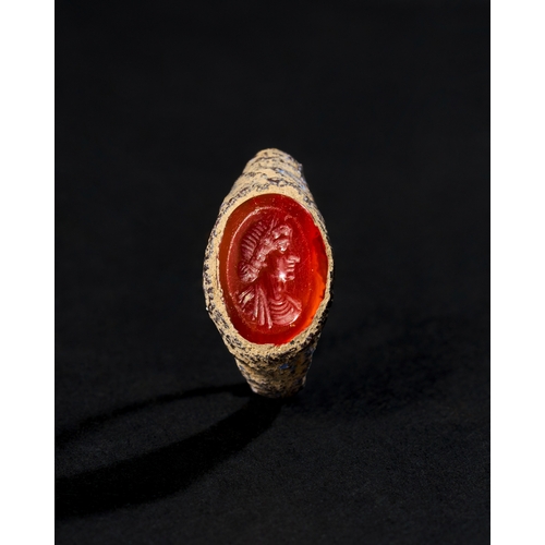 33 - A ROMAN RING WITH ENGRAVED INTAGLIO OF A LADY, 2ND CENTURY This ancient Roman ring, dating to the 2n... 