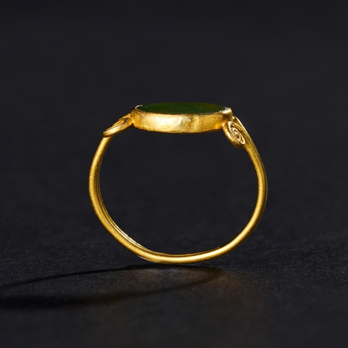 35 - ARCHAIC PERIOD GOLD AND GREEN GLASS/STONE RING ARCHAIC PERIOD GOLD AND GREEN GLASS/STONE RING    2cm... 