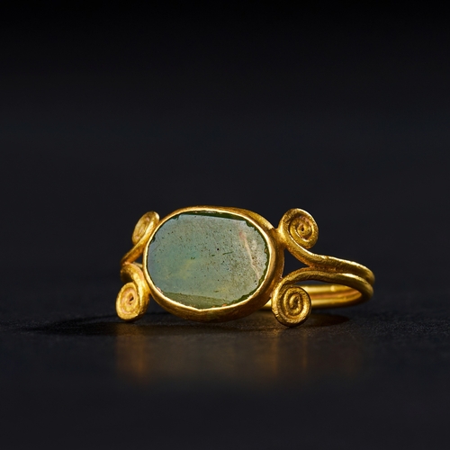 35 - ARCHAIC PERIOD GOLD AND GREEN GLASS/STONE RING ARCHAIC PERIOD GOLD AND GREEN GLASS/STONE RING    2cm... 