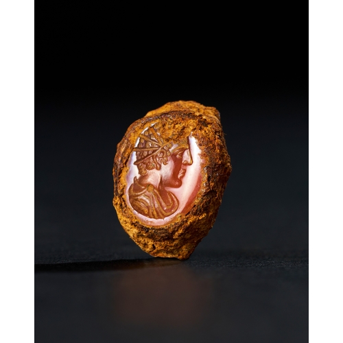 37 - TOP SIDE OF AN IRON ROMAN RING WITH AN AGATE INTAGLIO, 2ND - 3RD A.D. TOP SIDE OF AN IRON ROMAN RING... 