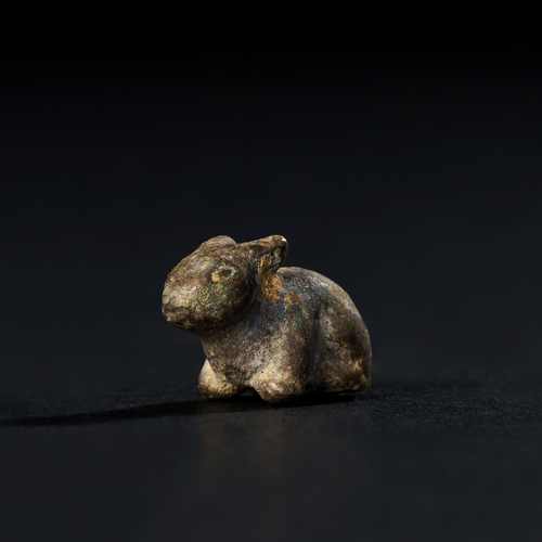 80 - A BRONZE ROMAN MINIATURE RABBIT FIGURINE A BRONZE ROMAN MINIATURE RABBIT FIGURINE    L: 2.1cm  ... 